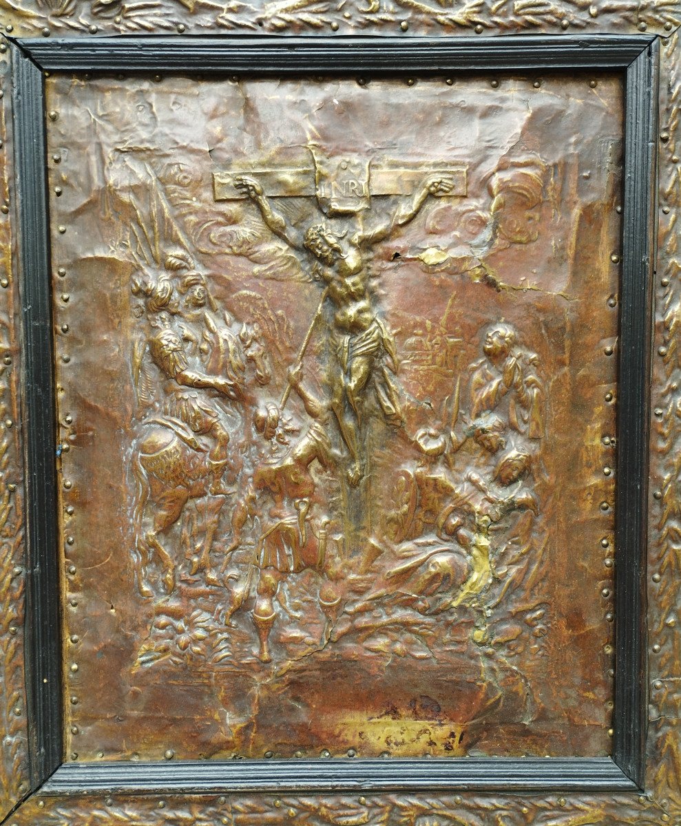 " Christ en croix  " bas relief en cuivre repoussé sur bois  XVII siècle-photo-2