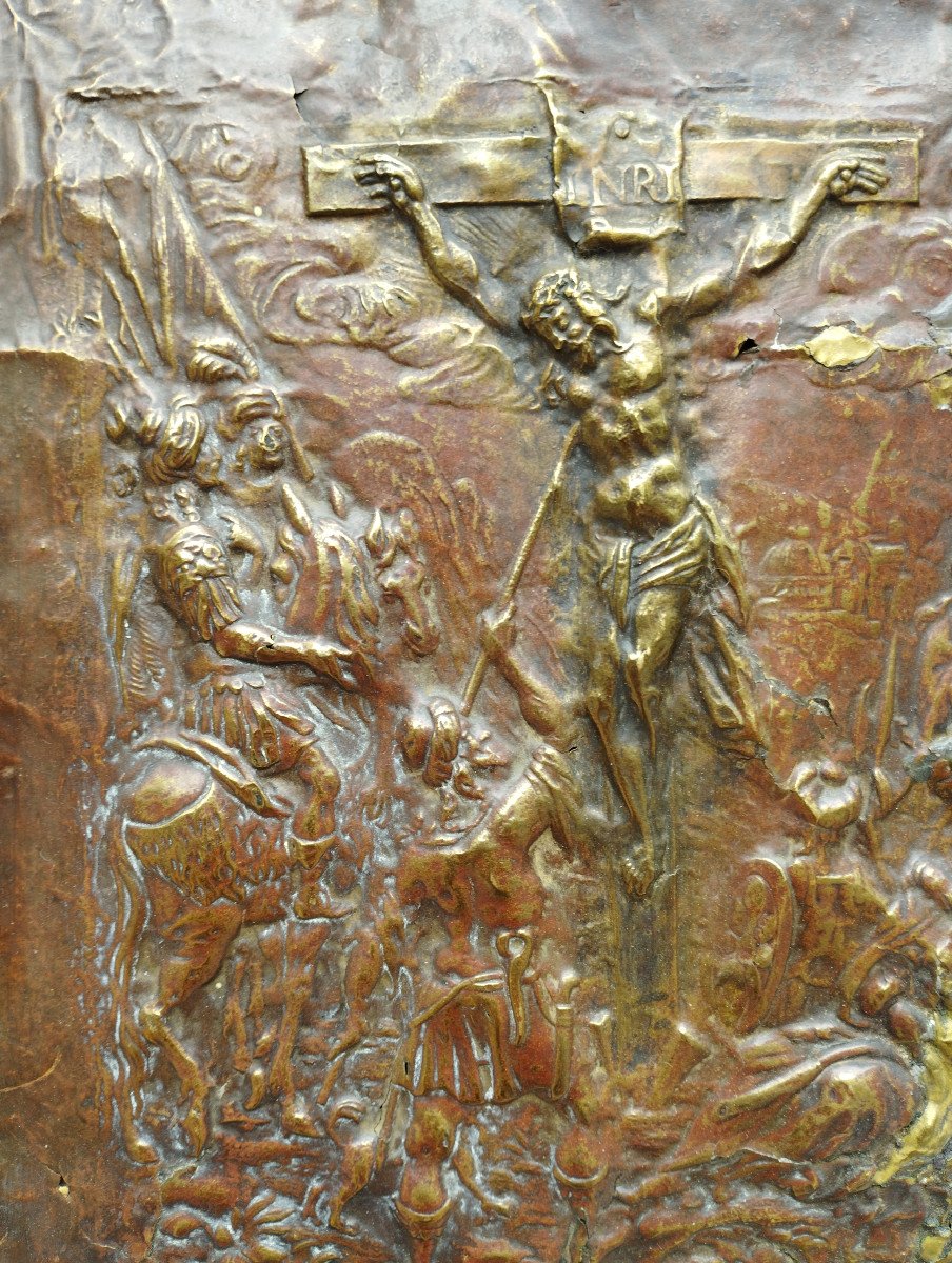 " Christ en croix  " bas relief en cuivre repoussé sur bois  XVII siècle-photo-3