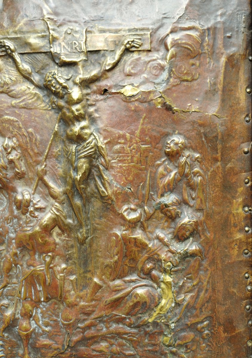 " Christ en croix  " bas relief en cuivre repoussé sur bois  XVII siècle-photo-4