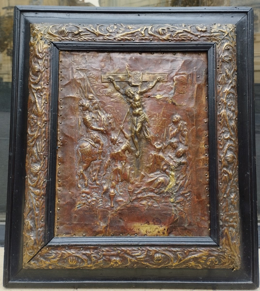 " Christ en croix  " bas relief en cuivre repoussé sur bois  XVII siècle