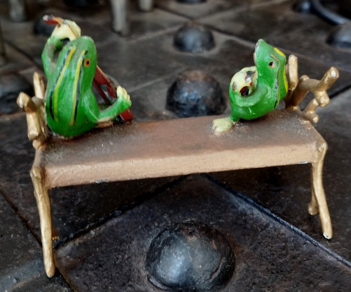  Duo de Grenouilles Musiciennes sur un banc-photo-4