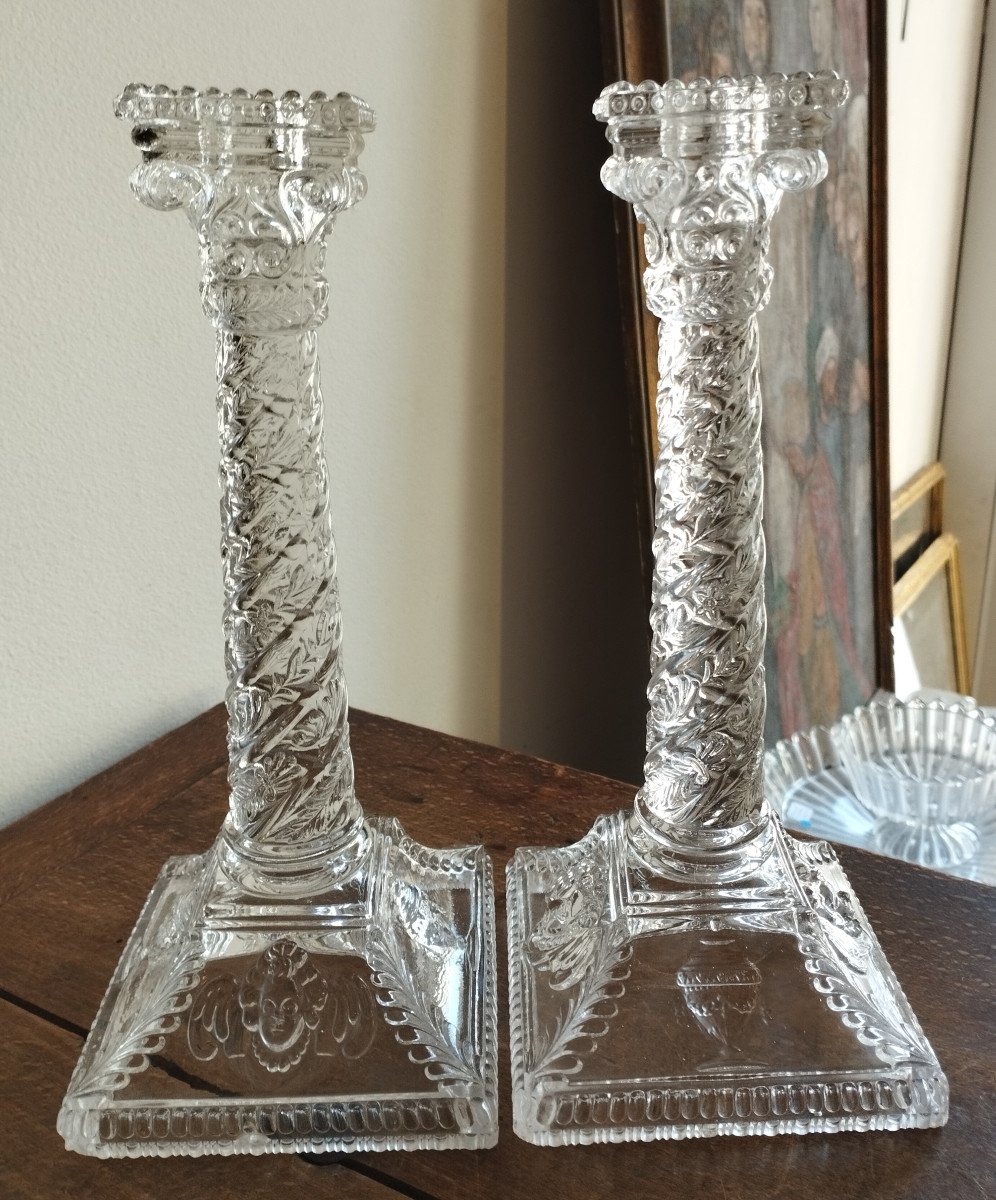 Pair Of Candlesticks With Antique Decor In Molded Pressed Glass, 26.5 Cm-photo-2