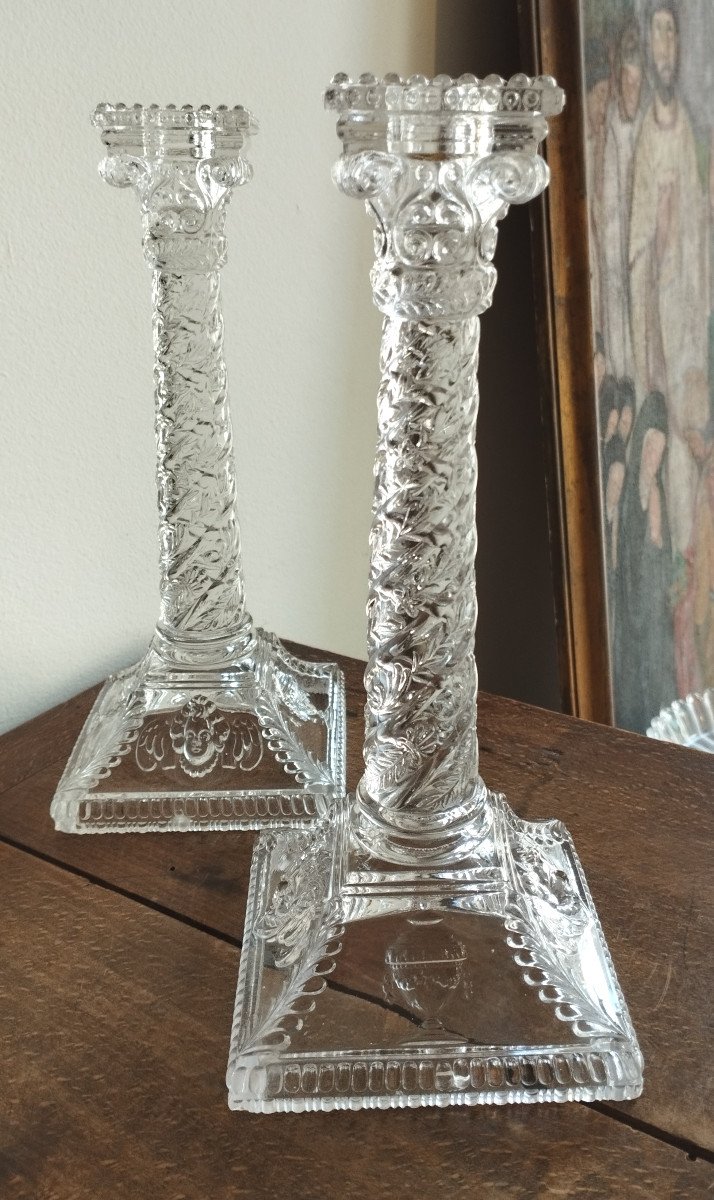 Paire de bougeoirs décor a l' antique en verre préssé moulé  de 26,5 cm