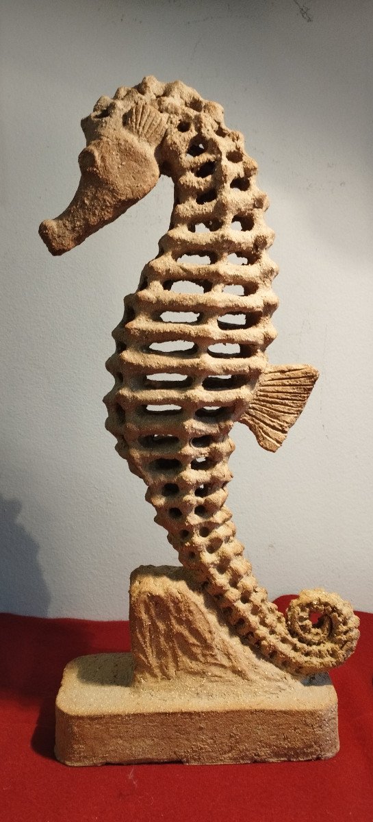 Hippocampe Sculpture ajourée en terre cuite  sable