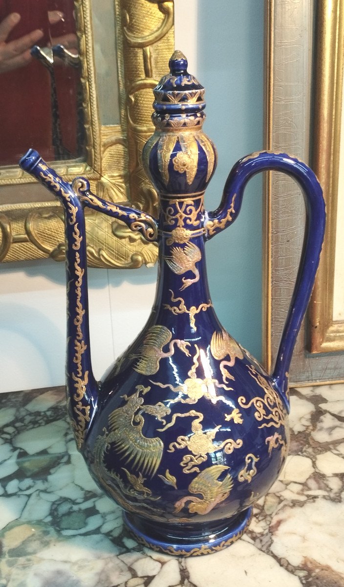 Verseuse en porcelaine bleue, dorures et décor oriental