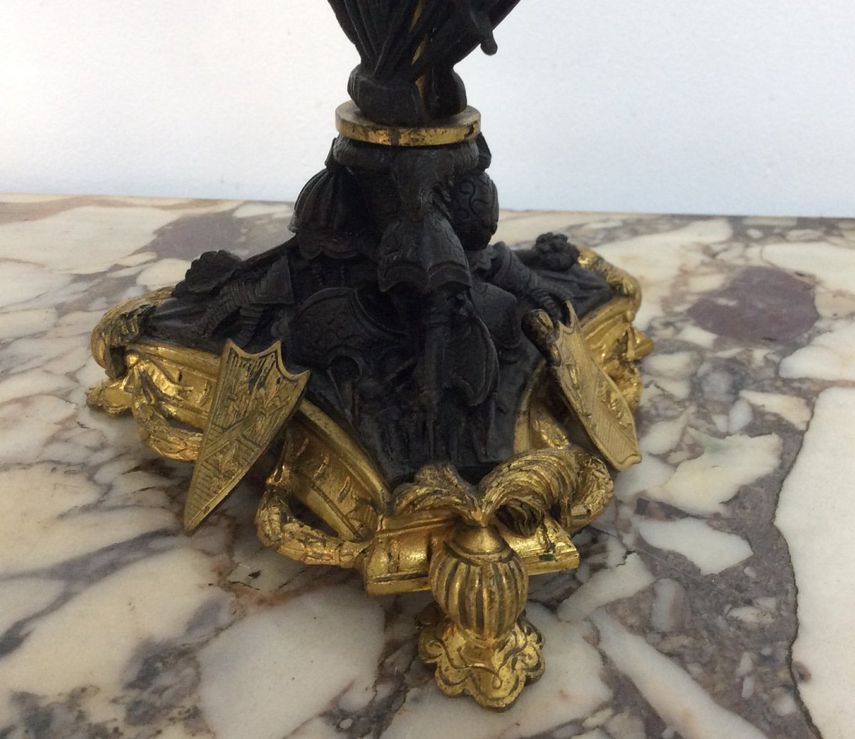 Paire de flambeaux   aux trophées d'armes en bronze doré XIXème.-photo-1
