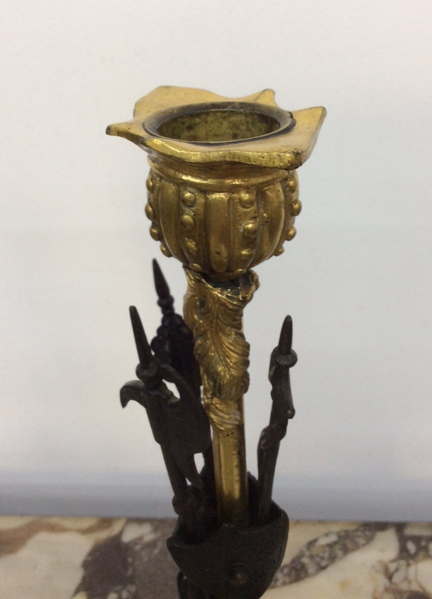 Paire de flambeaux   aux trophées d'armes en bronze doré XIXème.-photo-2