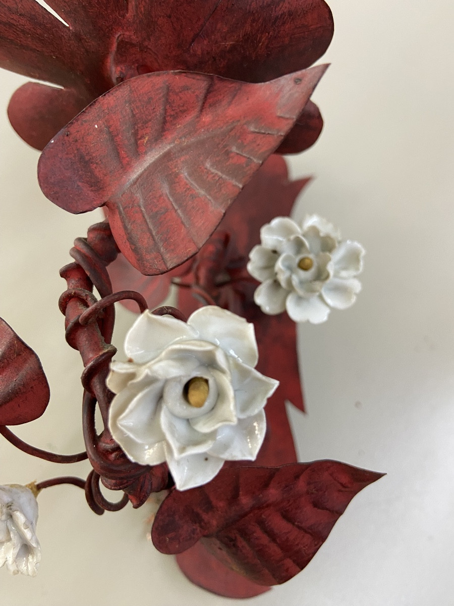 Paire d’appliques en tôle peinte et porcelaine -photo-4