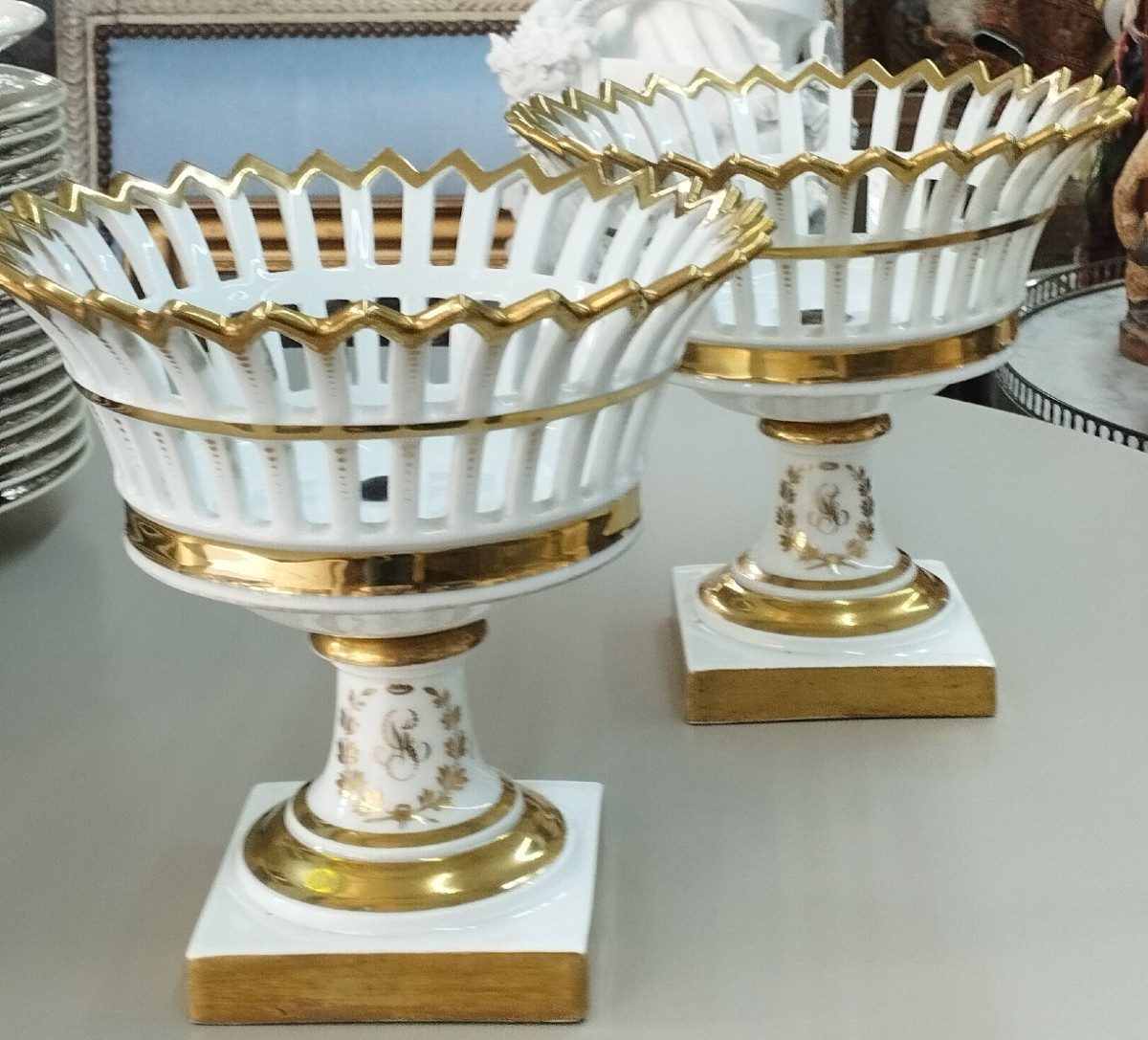 Two Paris Porcelain Footed Bowls-photo-1