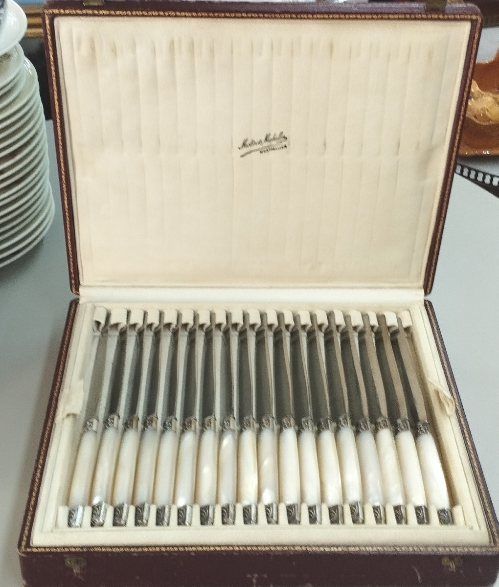 Coffret 54 couteaux en nacre Orfèvre Puiforcat XIX-photo-1