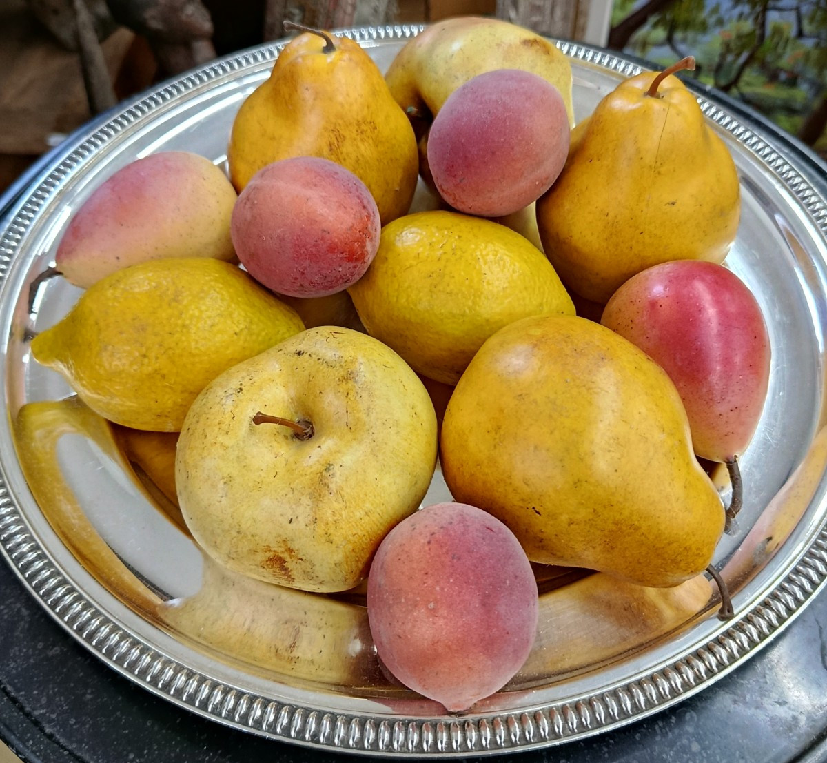 12 fruits décoratifs en composition années 50
