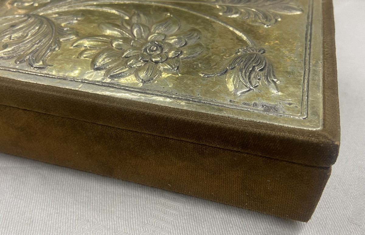 Embossed Silver And Velvet Box -photo-3