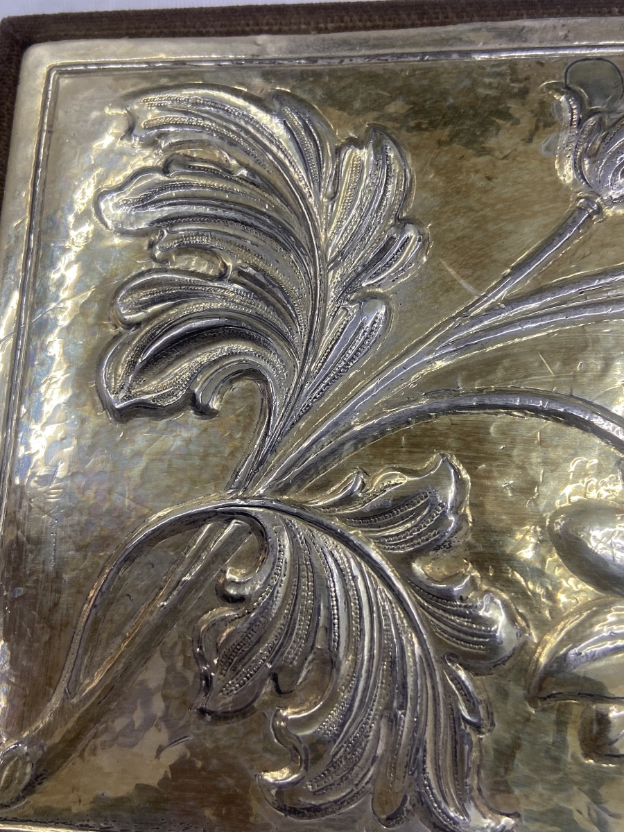 Embossed Silver And Velvet Box -photo-4