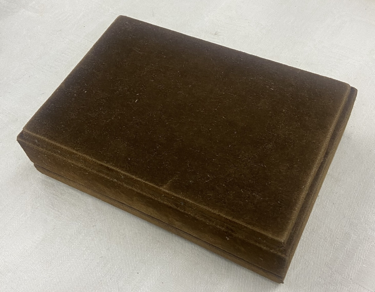 Embossed Silver And Velvet Box -photo-4