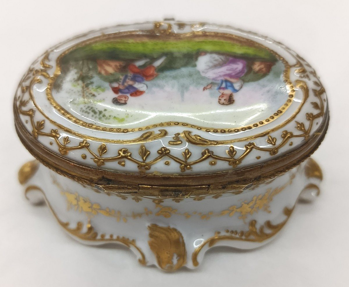Porcelain Box Decorated With A Gallant Scene, 19th Century-photo-1