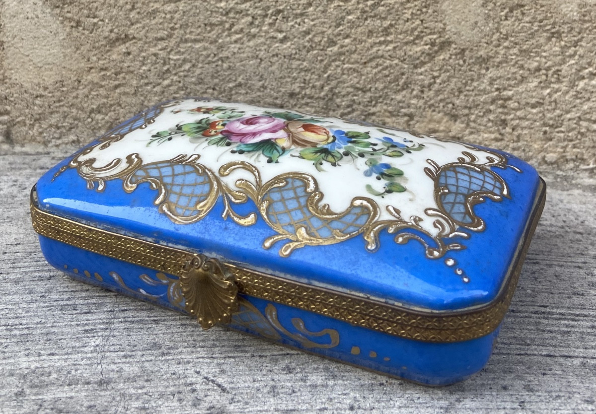 Boîte en porcelaine de Paris