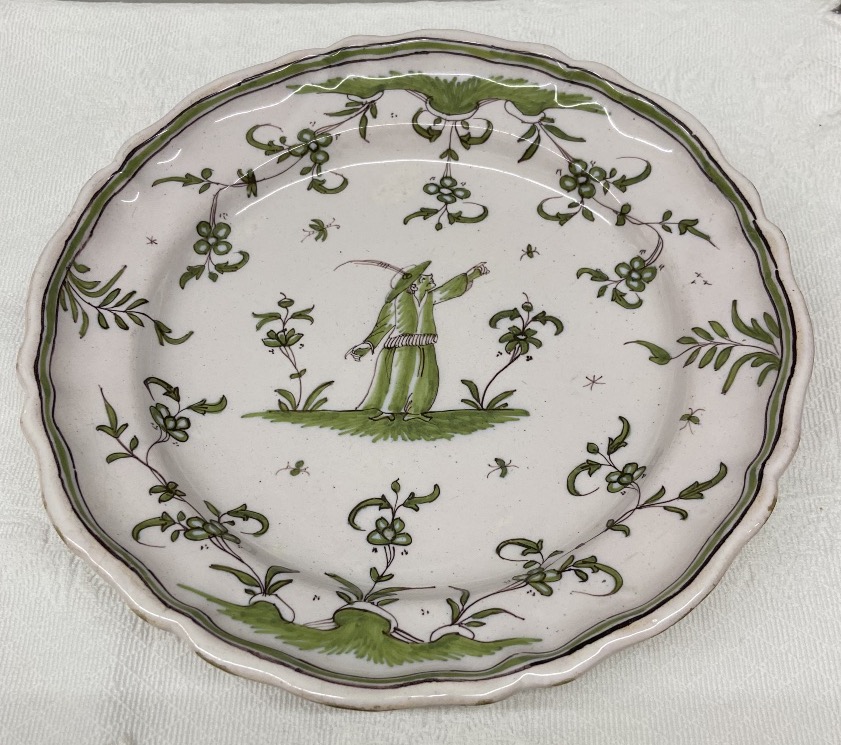 Assiette en faïence de Moustiers XVIII