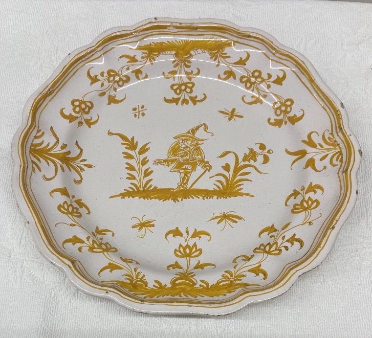 Assiette en faïence de Moustiers XVIII