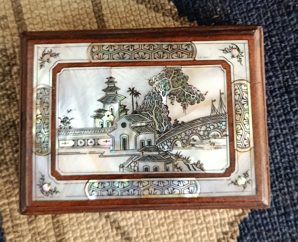 Boite en bois marqueterie de nacre décor asiatique
