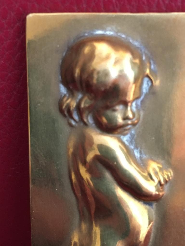 D'après Bouchardon, petite plaque en bronze dorée-photo-1