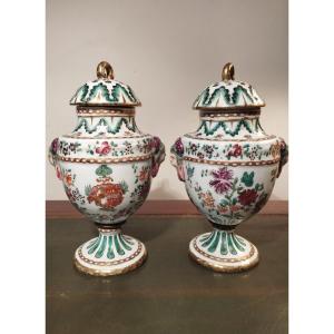 Paire De Pots Couverts En  Porcelaine Vieux Paris