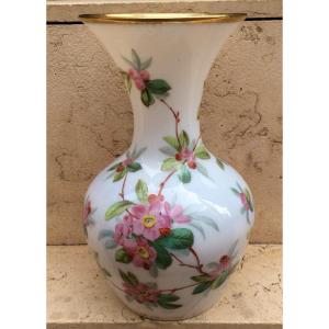 Vase en opaline blanche à décor de fleurs, XIXème