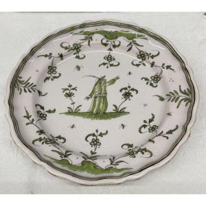 Assiette en faïence de Moustiers XVIII