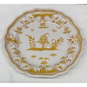 Assiette en faïence de Moustiers XVIII