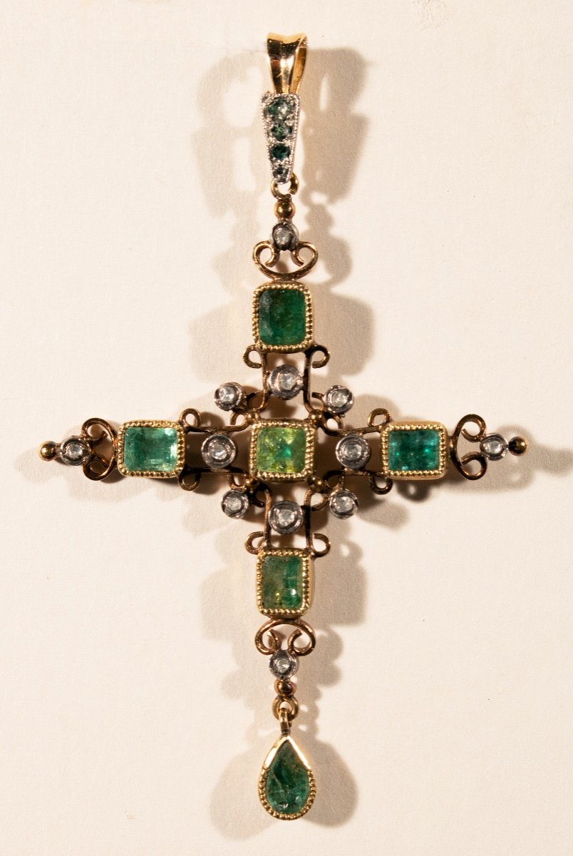Pendentif Croix en Or, Emeraudes et petits Diamants. Espagne fin du XVIIIe début XXe siècle.