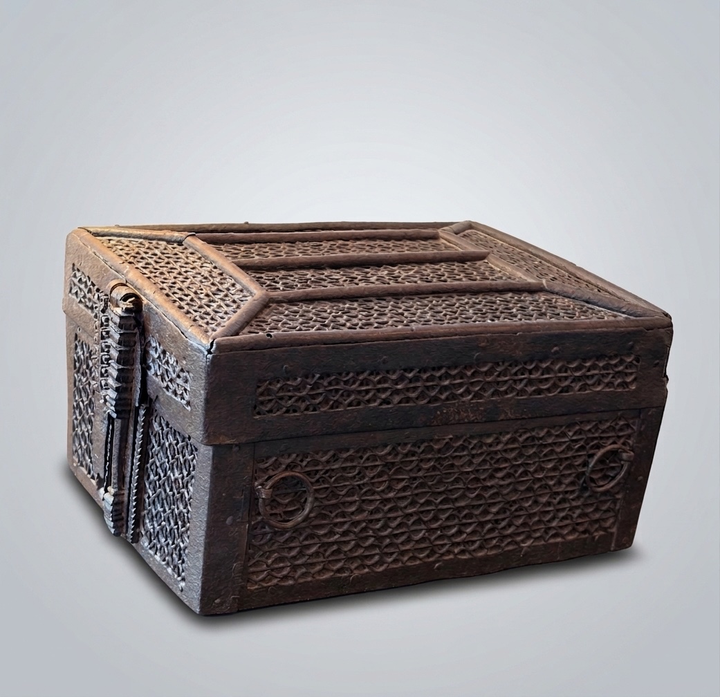 Grand coffret à mailles dit “de messager”. Vers 1490