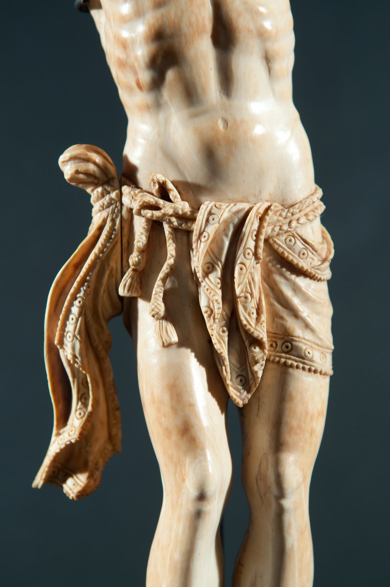 Large Christ In Ivory Carved. 17th Century -photo-1