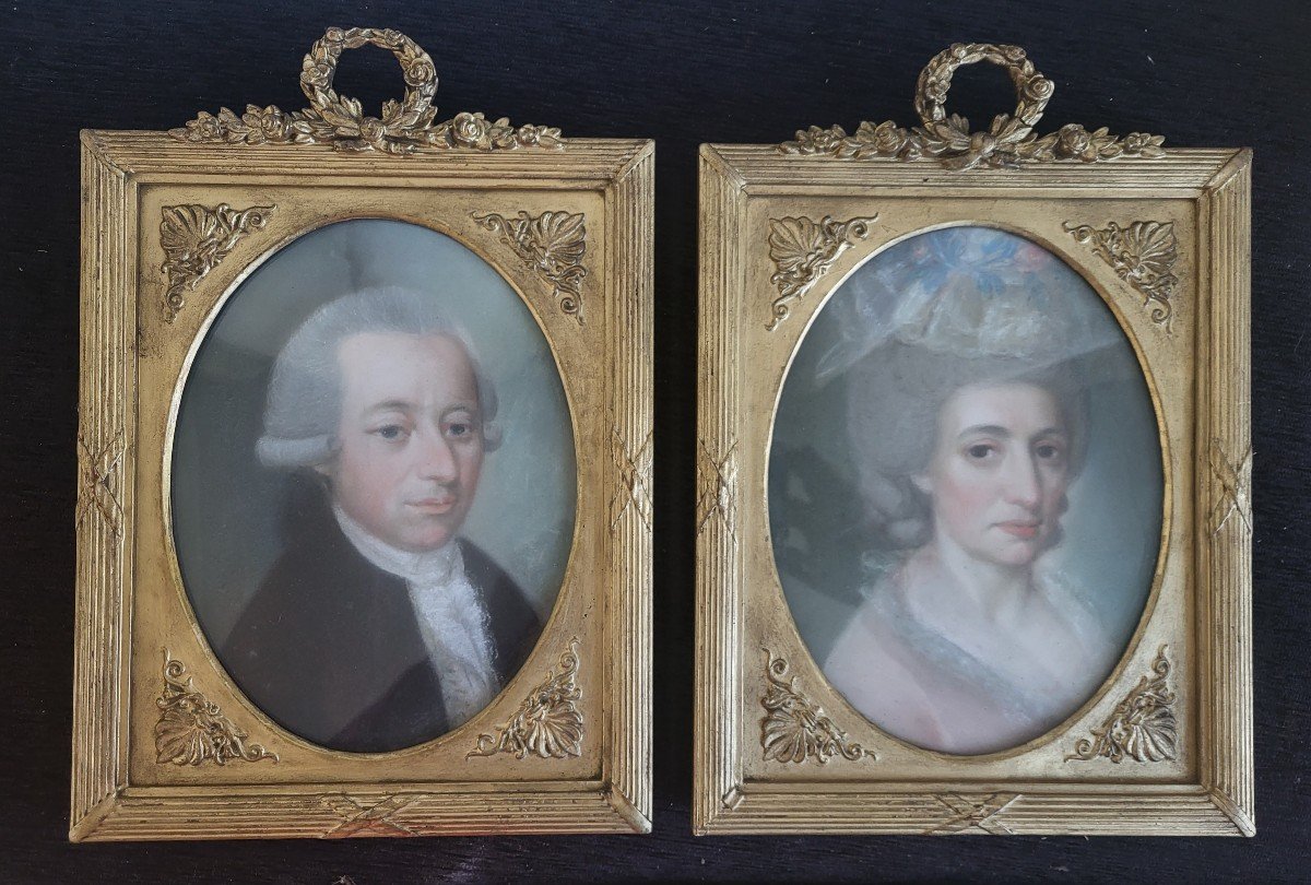 Paire De Portraits époque XVIII E Pastels  Cadres