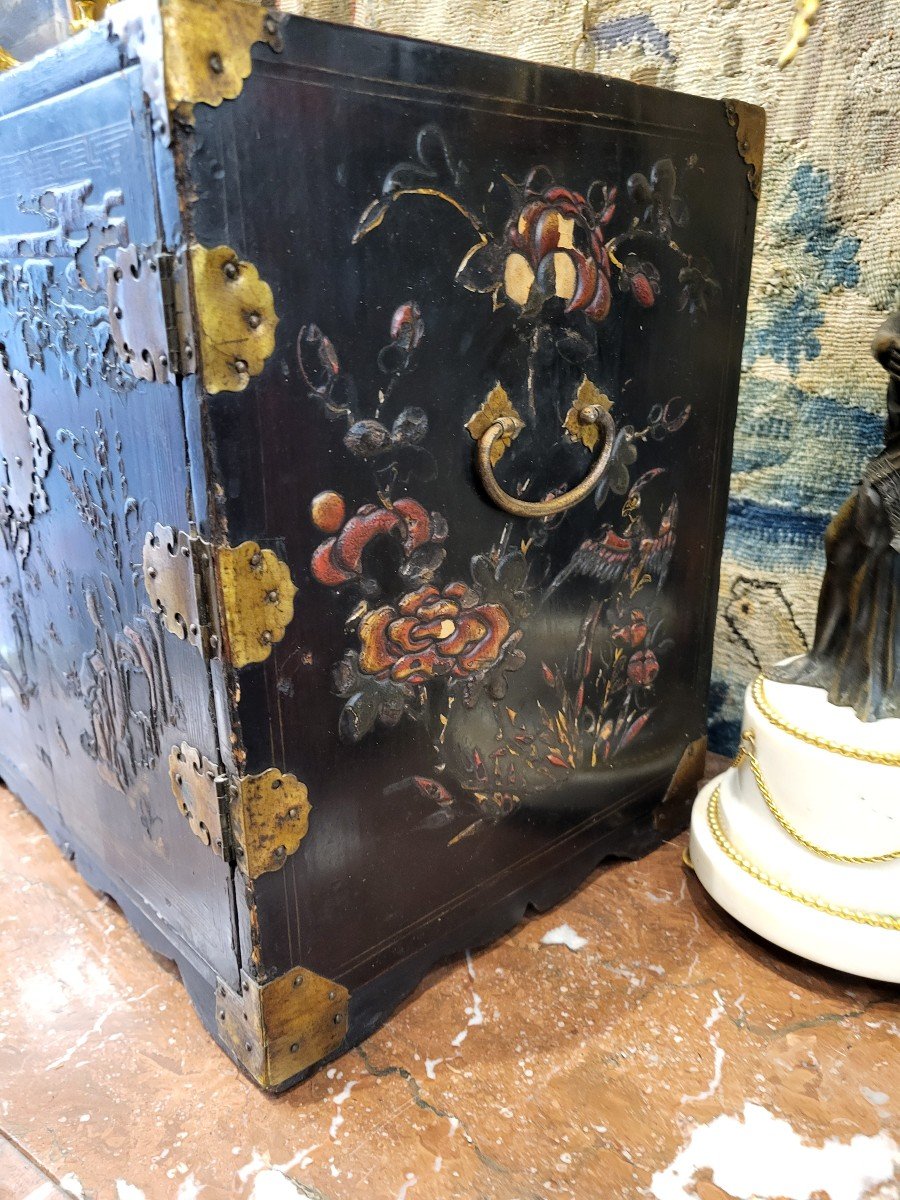 Small Chinese Lacquer Cabinet 19th Century -photo-2