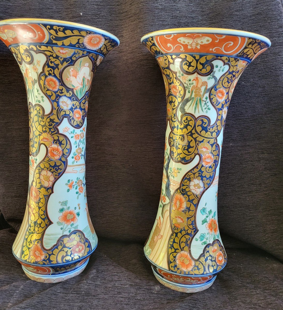 Paire De Vases Cornet Porcelaine  Du Japon  époque  Milieu  Du XIXe Siècle 