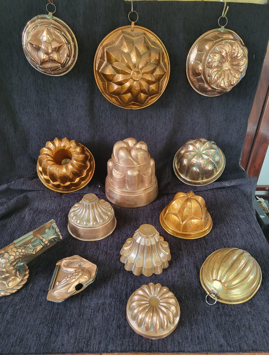 Ensemble  de 13 moules cuivre dont 4 signés Trottier, époque XIXe siècle 