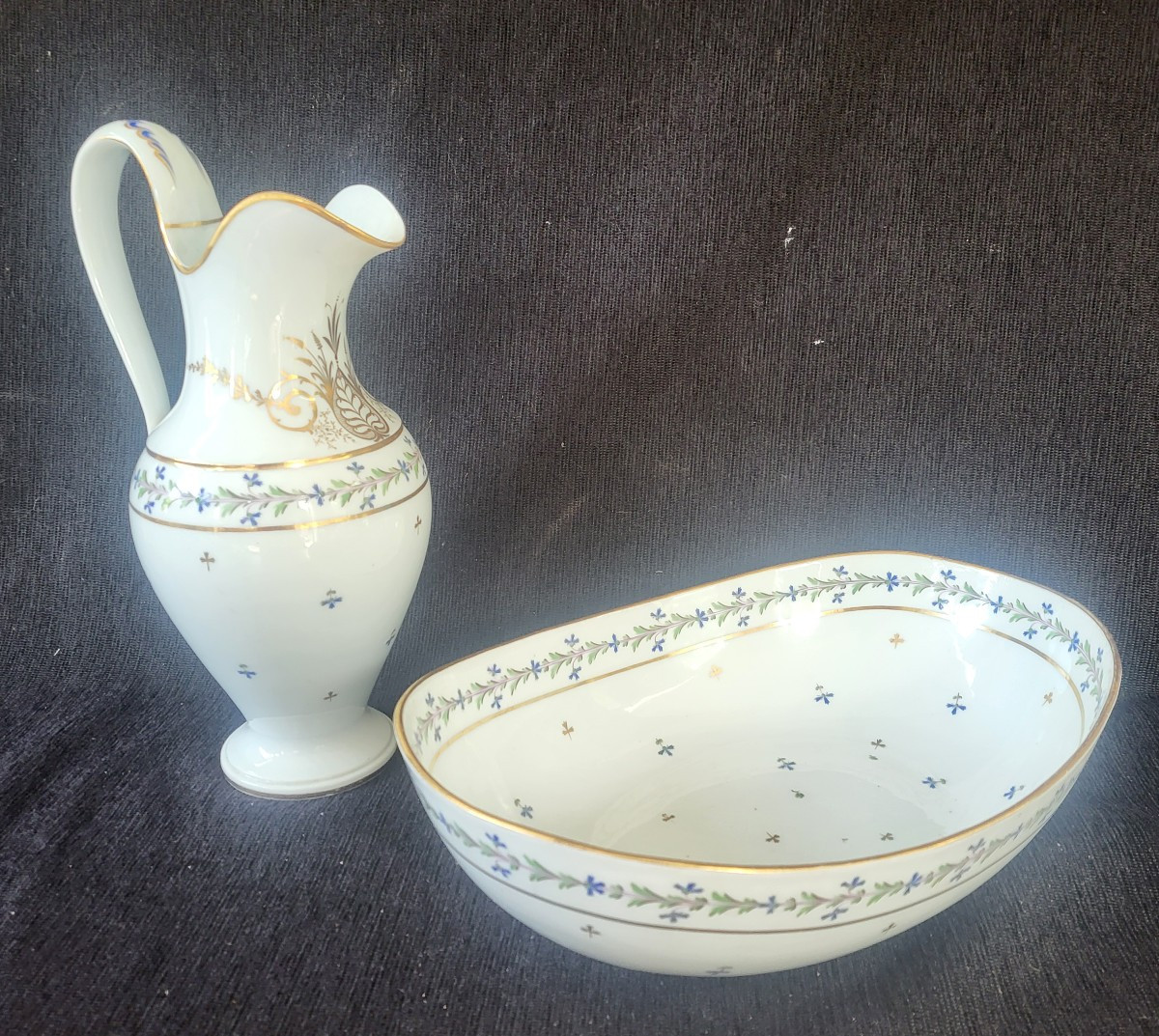 Service  de toilette  porcelaine  au barbeau époque Louis XVI fin XVIII e 