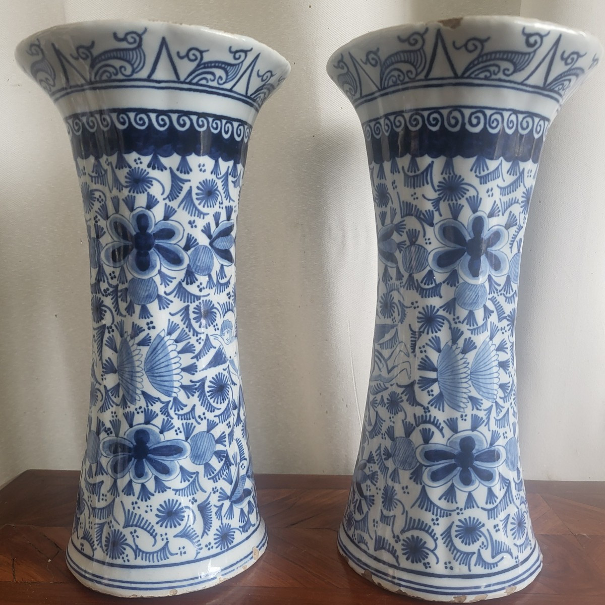 Paire de vases cornets Delft XVIII e siècle  H 28cm