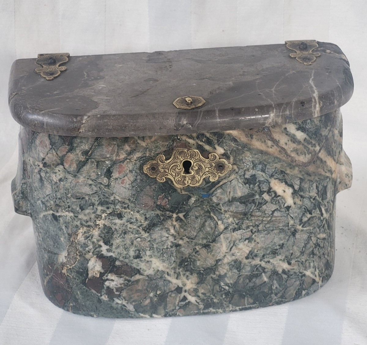 Boite à  viscères marbre époque  début du XVIII e siècle 