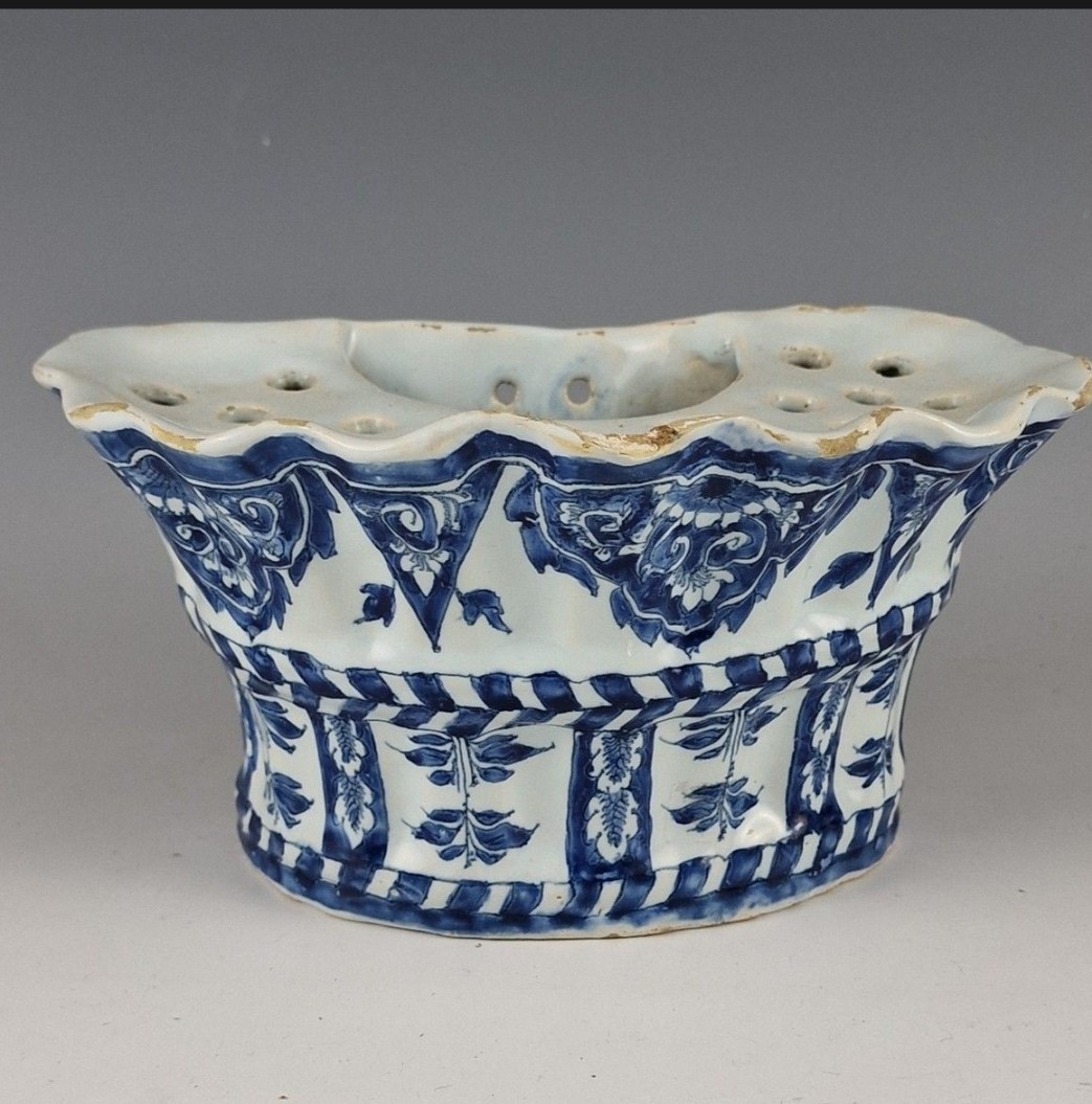 Bouquetière  faience Lille époque XVIII e siècle 