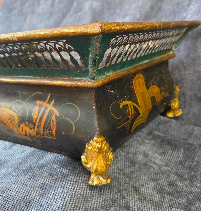 Early 19th-century Painted Sheet Metal Planter And Centerpiece -photo-2