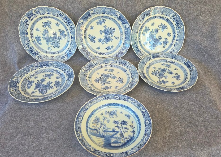 Ensemble  de 7 assiettes porcelaine  blanc bleu Chine XVIIIe