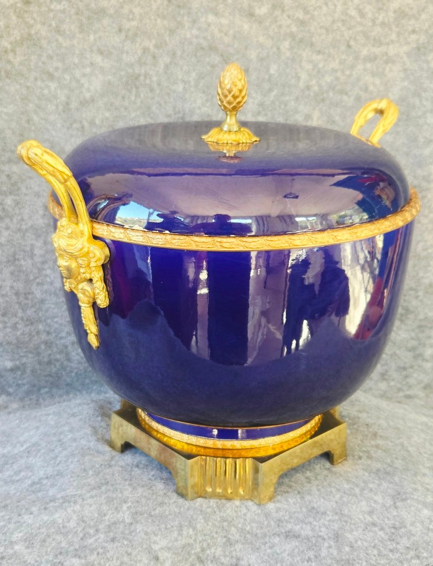 Grand pot couvert M.P à  Sèvres  époque  fin XIXe  monture  bronze