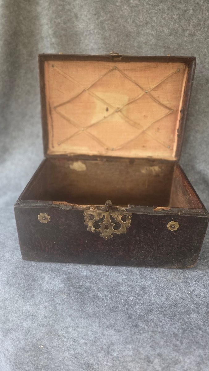Small Louis XIV-era Travel Chest From The Late 17th Century-photo-4