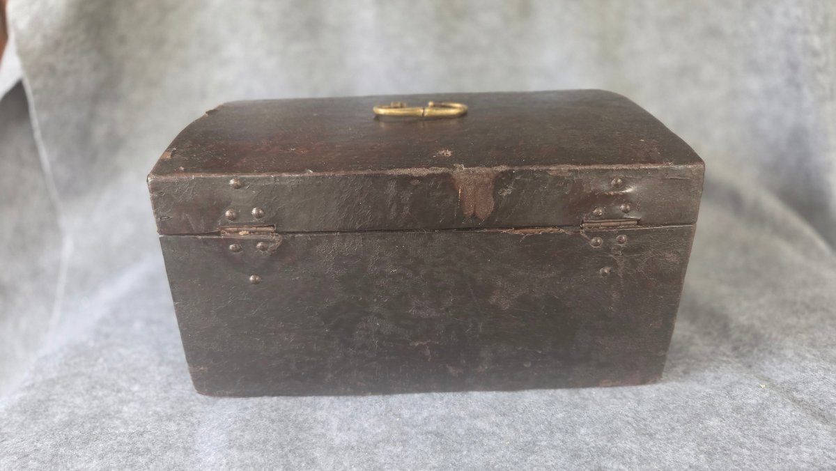 Small Louis XIV-era Travel Chest From The Late 17th Century-photo-3