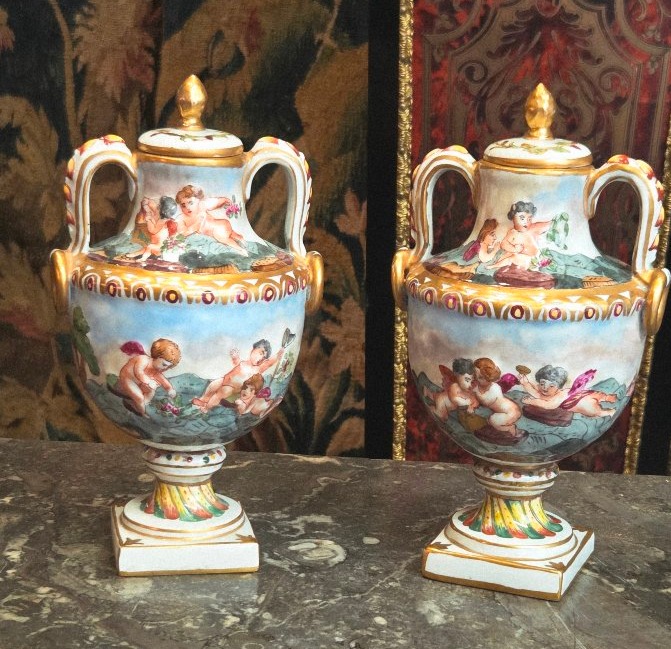 Paire de vases couverts Capodimonte  époque XIXe siècle 