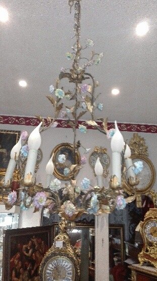 Lustre Cage Fleurs De Porcelaine Et Feuillage Tole Peinte st Louis XV  ép Début XXe  Ht 67cm, +