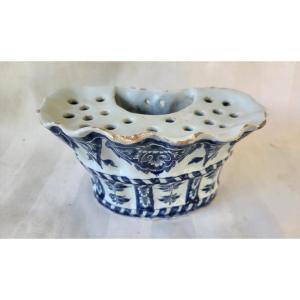 Bouquetière  faience Lille époque XVIII e siècle 