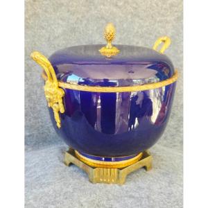 Grand pot couvert M.P à  Sèvres  époque  fin XIXe  monture  bronze