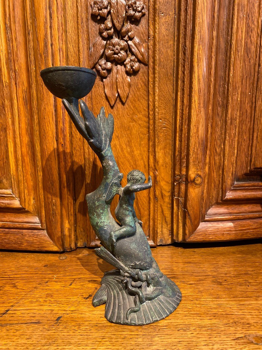 Un Bougeoir En Bronze Avec Dauphin Et Angelot, 19ème -photo-3