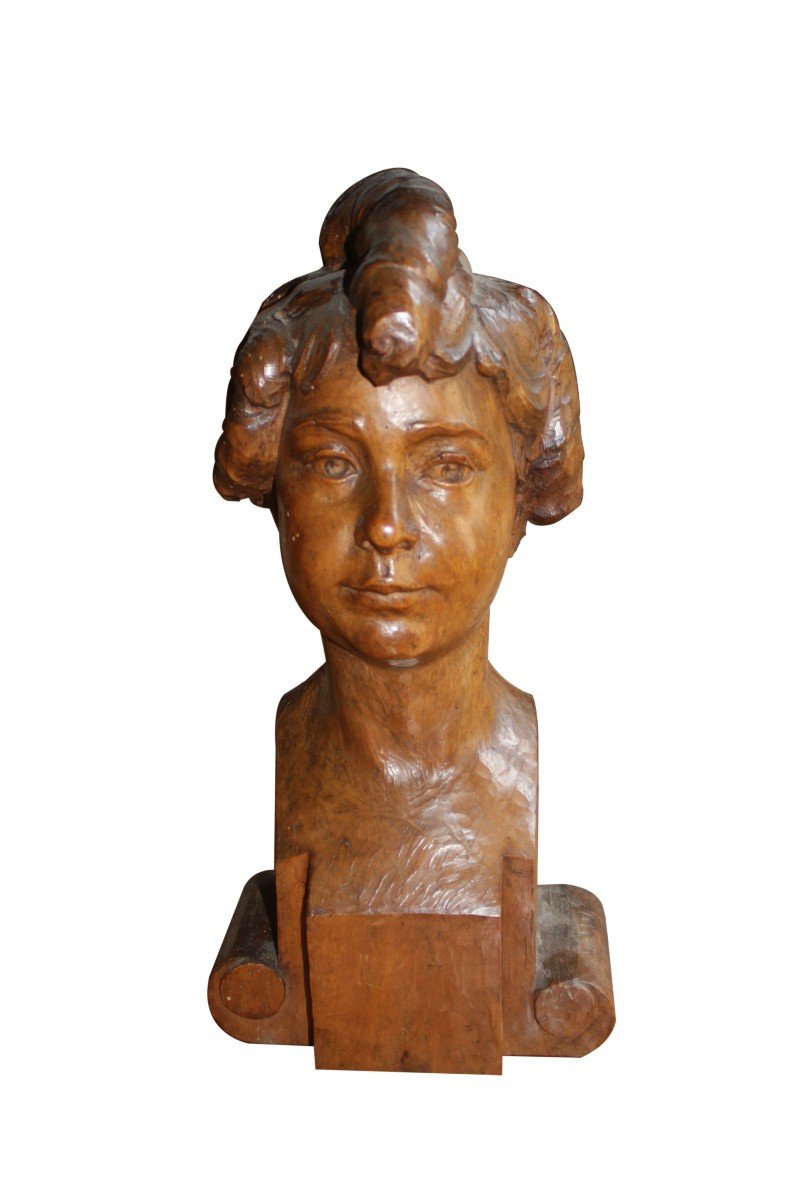 Portrait De Femme En Bois